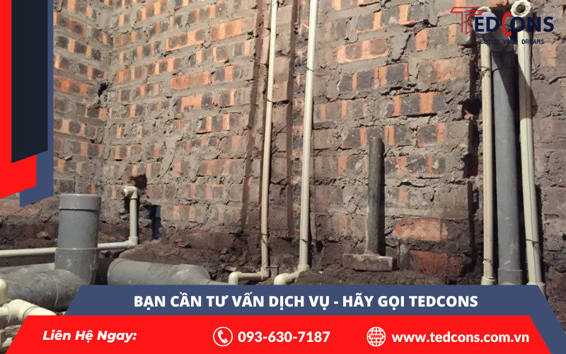 Hệ Thống Điện Nước Âm Tường – Giải Pháp Thẩm Mỹ Và Hiệu Quả Cho Nhà Ở Hiện Đại
Trong thời đại mà sự tiện nghi và thẩm mỹ được đặt lên hàng đầu, hệ thống điện nước âm tường ngày càng được nhiều gia chủ ưu tiên lựa chọn. Đây không chỉ là giải pháp kỹ thuật nâng cao giá trị công trình, mà còn phản ánh tư duy thiết kế hiện đại, tiết kiệm diện tích và tối ưu hóa trải nghiệm sống. Với vai trò là tổng thầu xây dựng, Tedcons hiểu rõ tầm quan trọng của việc thi công hệ thống này đúng kỹ thuật và phù hợp công năng.

Hệ Thống Điện Nước Âm Tường Là Gì?
Không giống như hệ thống nổi, hệ thống điện nước âm tường được bố trí chìm bên trong tường hoặc sàn nhà, kết hợp hài hòa với kết cấu công trình ngay từ giai đoạn thi công phần thô. Các đường ống dẫn nước, dây điện, công tắc, ổ cắm đều được tính toán vị trí từ trước, đảm bảo tính đồng bộ và gọn gàng cho tổng thể không gian sống.

Tuy ẩn mình phía sau các bức tường, nhưng hệ thống này chính là “mạch máu” âm thầm nuôi dưỡng toàn bộ hoạt động sinh hoạt của ngôi nhà. Vì thế, việc thiết kế và lắp đặt đòi hỏi sự chính xác tuyệt đối, kinh nghiệm chuyên môn và sự giám sát nghiêm ngặt từ tổng thầu như Tedcons.

Lợi Ích Của Hệ Thống Điện Nước Âm Tường Trong Nhà Ở
Điều làm nên sức hút của hệ thống điện nước âm tường chính là sự đồng bộ giữa công năng và thẩm mỹ. Không gian sống trở nên thoáng đãng, không bị rối mắt bởi các dây điện chằng chịt hay đường ống nước lộ thiên. Sự gọn gàng ấy không chỉ tạo cảm giác sạch sẽ, hiện đại mà còn giúp việc bố trí nội thất dễ dàng hơn rất nhiều.

Ngoài ra, khi được lắp đặt đúng kỹ thuật, hệ thống này còn giảm thiểu nguy cơ rò rỉ, chập điện, giúp tăng tuổi thọ công trình và an toàn cho người sử dụng. Trong các công trình dân dụng do Tedcons đảm nhiệm, đội ngũ kỹ sư luôn tư vấn và thiết kế hệ thống điện nước âm tường theo nhu cầu sử dụng thực tế của từng gia đình, đảm bảo tính hiệu quả lâu dài.

Quy Trình Thi Công Điện Nước Âm Tường Của Tổng Thầu Tedcons
Với vai trò là đơn vị tổng thầu, Tedcons không chỉ đảm nhận việc xây dựng mà còn kiểm soát chất lượng từ bản vẽ đến thi công. Khi triển khai hệ thống điện nước âm tường, Tedcons thường bắt đầu từ khâu khảo sát nhu cầu thực tế của khách hàng, tiếp đó là lên bản vẽ kỹ thuật chi tiết, lựa chọn vật tư và tiến hành lắp đặt đúng quy chuẩn.

Việc đánh dấu các điểm đấu nối, xác định cao độ âm tường, luồn ống, xử lý đầu nối và kiểm tra rò rỉ đều được thực hiện tuần tự và kiểm tra khắt khe. Điều này đảm bảo rằng sau khi hoàn thiện, hệ thống vừa vận hành ổn định, vừa dễ dàng sửa chữa khi cần bảo trì.

Những Lưu Ý Khi Lựa Chọn Vật Tư Cho Hệ Thống Điện Nước Âm Tường
Một trong những yếu tố then chốt giúp hệ thống vận hành ổn định lâu dài chính là chất lượng vật tư. Tedcons luôn ưu tiên lựa chọn các loại ống nhựa chịu nhiệt, chống ăn mòn, dây điện đạt chuẩn tiết diện và ổn định điện trở. Không chỉ dừng lại ở chất lượng, vật tư còn phải phù hợp với điều kiện thời tiết tại Việt Nam để hạn chế tình trạng giãn nở, cong vênh hoặc nứt vỡ sau thời gian dài sử dụng.

Bên cạnh đó, việc đảm bảo đúng chủng loại – đúng chức năng – đúng vị trí sẽ giúp công trình tiết kiệm chi phí phát sinh và giảm thiểu rủi ro sửa chữa trong tương lai. Tại các dự án của Tedcons, mỗi loại dây dẫn và ống nước đều được mã hóa rõ ràng, giúp dễ dàng phân biệt và xử lý sự cố khi cần thiết.

Hệ Thống Điện Nước Âm Tường Có Dễ Bảo Trì Không?
Nhiều người lo ngại rằng việc “giấu” hệ thống điện nước vào trong tường sẽ gây khó khăn cho việc sửa chữa. Tuy nhiên, khi được thiết kế bài bản và có sơ đồ kỹ thuật rõ ràng như tại các công trình do Tedcons thực hiện, việc bảo trì hoàn toàn khả thi và không gây ảnh hưởng đến kết cấu công trình.

Mỗi điểm nối, van chặn hay ổ cắm đều được bố trí ở các vị trí “mở” nhằm tạo điều kiện tiếp cận khi cần thay thế. Thậm chí, Tedcons còn khuyến nghị khách hàng lưu trữ sơ đồ hệ thống để có thể tra cứu nhanh khi xảy ra sự cố về nước hoặc điện. Với hệ thống điện nước âm tường được thi công bài bản, bạn sẽ yên tâm sử dụng mà không cần lo lắng đến những rủi ro phát sinh sau này.

Ứng Dụng Hệ Thống Điện Nước Âm Tường Trong Các Loại Nhà Ở
Tùy theo loại công trình – từ nhà phố, biệt thự đến căn hộ cao cấp – Tedcons sẽ đưa ra phương án thiết kế hệ thống điện nước âm tường phù hợp. Ví dụ, ở nhà phố có chiều ngang hẹp, hệ thống cần được bố trí sao cho vừa tiết kiệm không gian, vừa dễ sửa chữa. Trong khi đó, tại biệt thự có diện tích rộng, đường ống phải được phân tầng khoa học để không ảnh hưởng đến kết cấu thẩm mỹ.

Hệ thống điện nước âm tường cũng có thể tích hợp với các thiết bị nhà thông minh, như hệ thống chiếu sáng tự động, điều khiển từ xa hoặc cảm biến tiết kiệm năng lượng. Đây là xu hướng xây dựng hiện đại mà Tedcons đang triển khai mạnh mẽ nhằm tạo ra những không gian sống tối ưu hóa công nghệ và tính cá nhân hóa.

Vì Sao Nên Chọn Tedcons Để Thi Công Điện Nước Âm Tường?
Với kinh nghiệm dày dạn trong lĩnh vực tổng thầu xây dựng, Tedcons không chỉ đảm bảo chất lượng công trình phần thô mà còn đặc biệt chú trọng đến các hạng mục ẩn bên trong như hệ thống điện nước âm tường. Đội ngũ kỹ sư của Tedcons có kiến thức chuyên sâu về hệ thống cơ điện, luôn cập nhật các tiêu chuẩn mới và đề xuất giải pháp tiết kiệm tối ưu cho khách hàng.

Chúng tôi không chỉ thi công mà còn tư vấn lựa chọn phương án phù hợp với thói quen sử dụng và phong cách sống của từng gia đình. Với quy trình quản lý chất lượng nghiêm ngặt, Tedcons cam kết hệ thống điện nước âm tường sẽ đồng hành bền vững với công trình trong suốt thời gian dài.

Kết Luận
Hệ thống điện nước âm tường không chỉ giúp tối ưu không gian sống mà còn nâng cao chất lượng và độ bền của công trình nếu được thi công đúng kỹ thuật. Với Tedcons, mọi công đoạn đều được thực hiện chuyên nghiệp và đặt sự an toàn, thẩm mỹ lên hàng đầu – mang đến cho khách hàng một mái ấm hiện đại, tiện nghi và lâu dài.